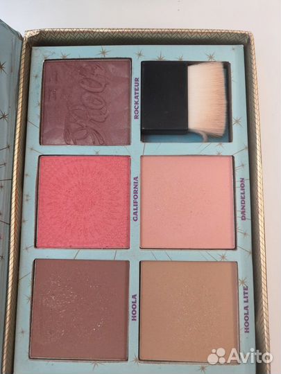 Набор косметики (тени для век, румяна)
