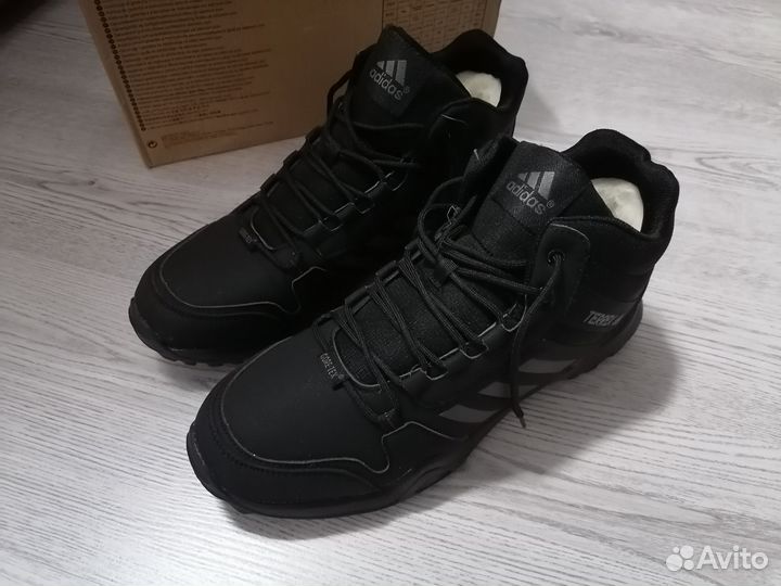 Кроссовки Adidas зимние 45 размер новые