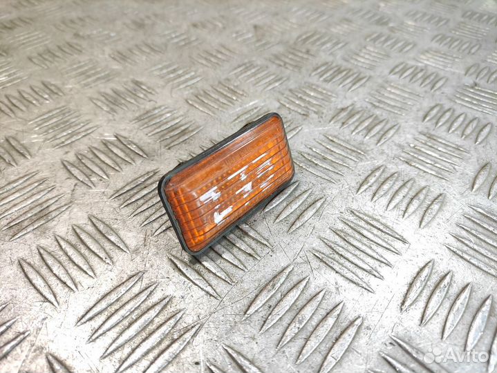 Повторитель в крыло правый Volkswagen Passat b3 b3