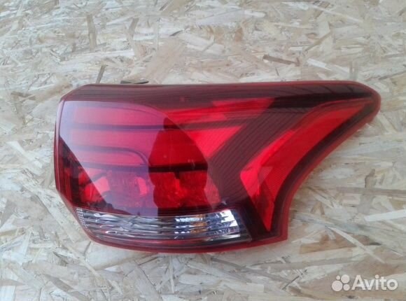 Фонарь правый Mitsubishi Outlander 3 2012-2015