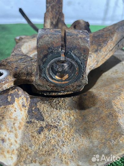 Кулак поворотный передний правый Mitsubishi Lancer