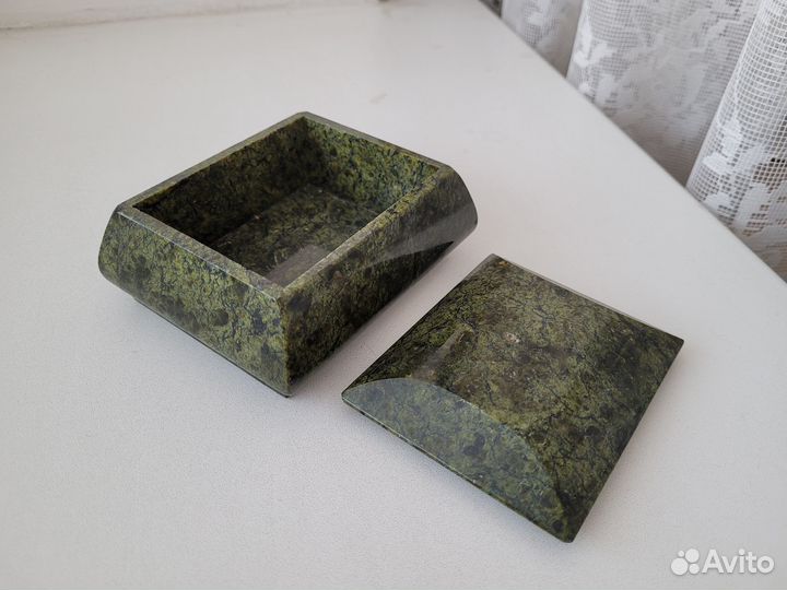 Шкатулка из змеевика