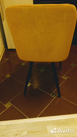 Мягкий кресло-стул горчичного цвета