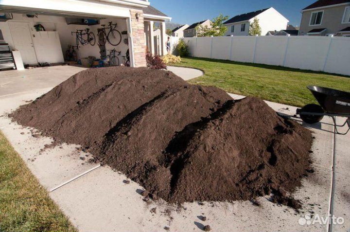 Грунт плодородный черный и коричневый полевой