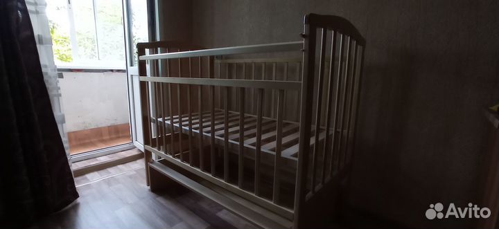 Детская кроватка с маятником