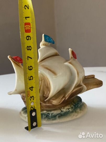 Фарфоровая статуэтка 