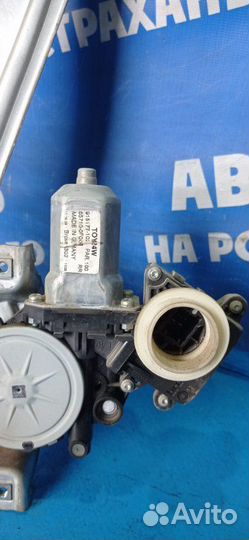 Задний правый стеклоподъемник Toyota Verso минивен