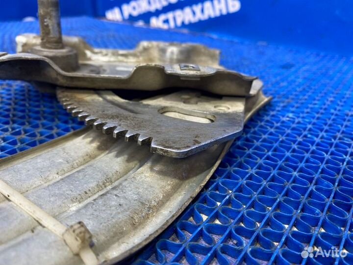 Задний правый стеклоподъемник Toyota Corolla 120