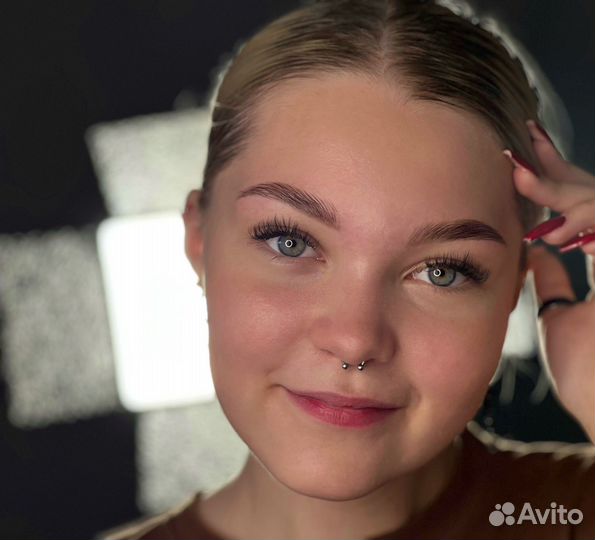 Модель на брови