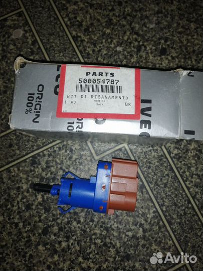 Датчик стоп-сигнала Iveco Ивеко 500054787