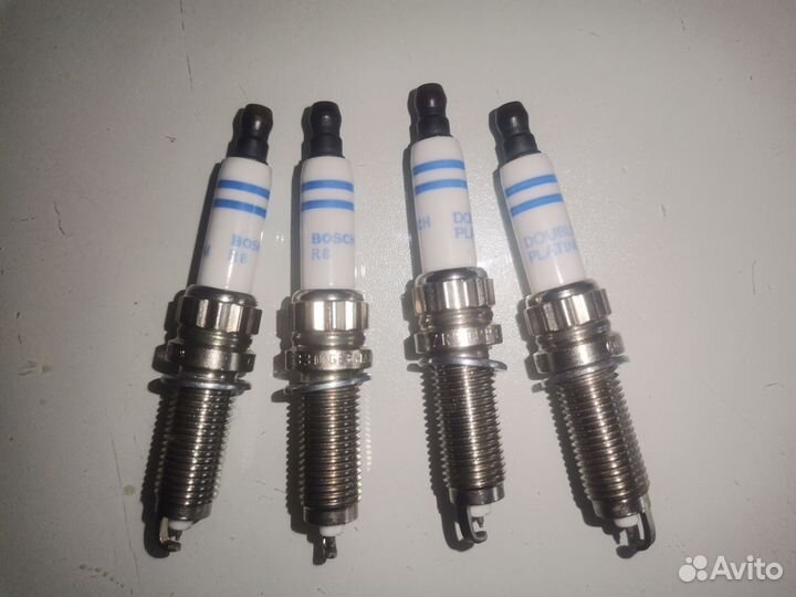 Продам комплект свечей зажигания 4 шт bosch R8