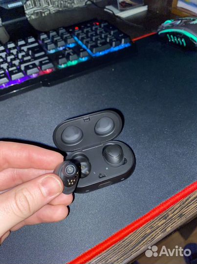 Беспроводные наушники Samsung SM-R140