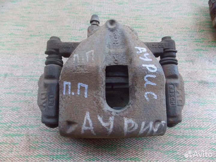 Суппорт передний правый левый Auris Тойота Аурис