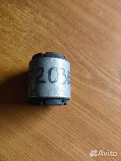 Сайлентблок оригинал audi 4d0505203e