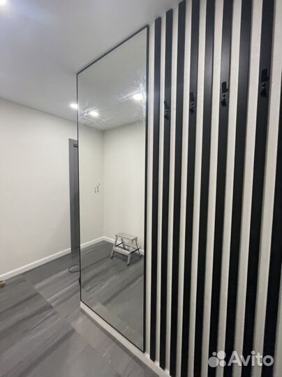 Дизайнерское зеркало в тонкой алюминиевой рамке