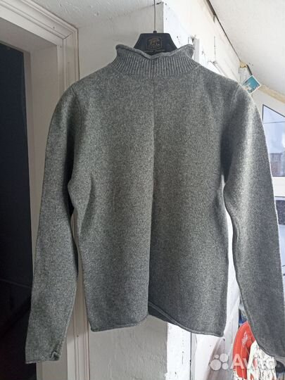 Свитер шерстяной женский