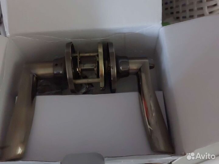 Дверные ручки с защелкой латунь