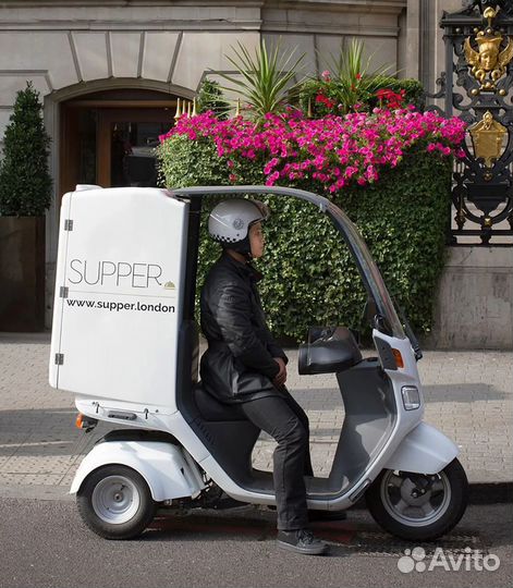 Водитель на скутере компании