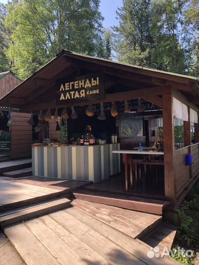 Кассир раздачи в летнее кафе