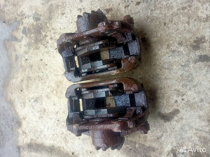 Суппорт передний правый левый Peugeot 307