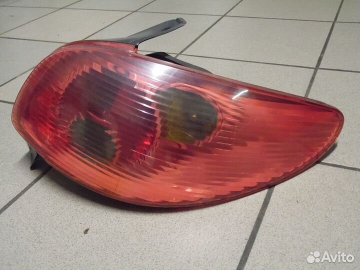 Фонарь задний правый хетчбэк Пежо 206