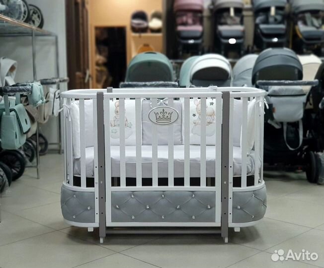 Кроватка для новорожденных с короной и стразами