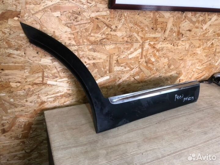 Накладка двери задняя правая Kia Sorento