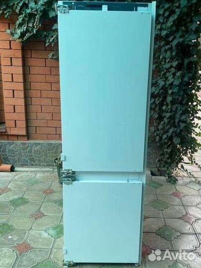 Холодильно морозильный шкаф