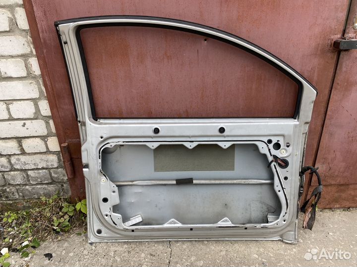 Дверь передняя левая серебристая VW New Beetle A4