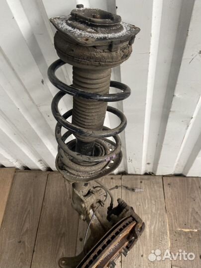 Стойка амортизатора правая Nissan Qashqai J10