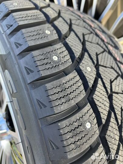 R20 Tri Ace Snow White II Stud 245/40, PCD 5x112 DIA 66.6