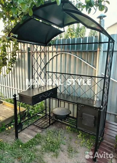 Мангал с крышей