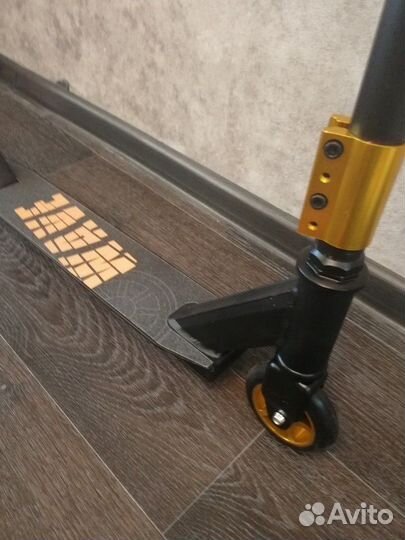 Самокат трюковой красивый