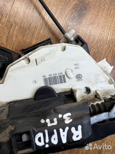 Замок боковой двери задний правый Skoda Rapid