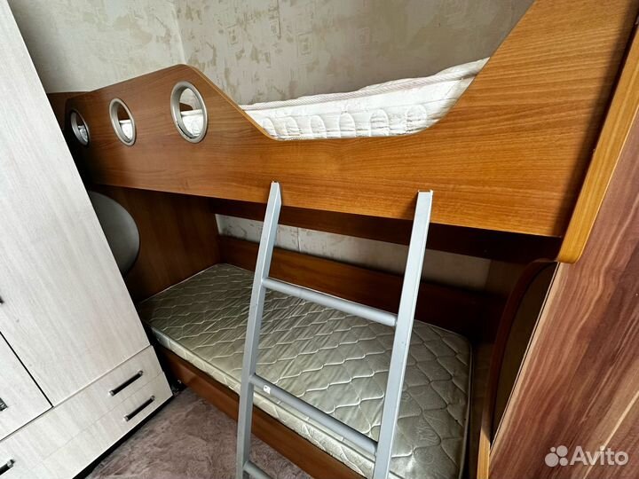 Кровать двухьярусная