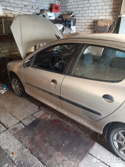 Peugeot 206 1.4 МТ, 2000, битый, 235 000 км