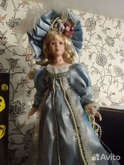 Кукла фарфоровая