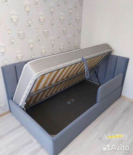 Детская кровать с подъемным механизмом