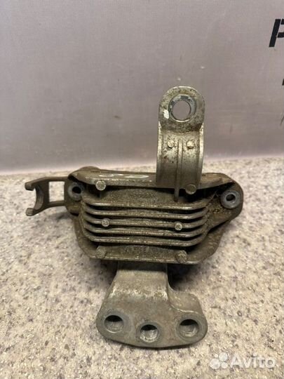 Подушка двигателя правая Chevrolet Cruze J300