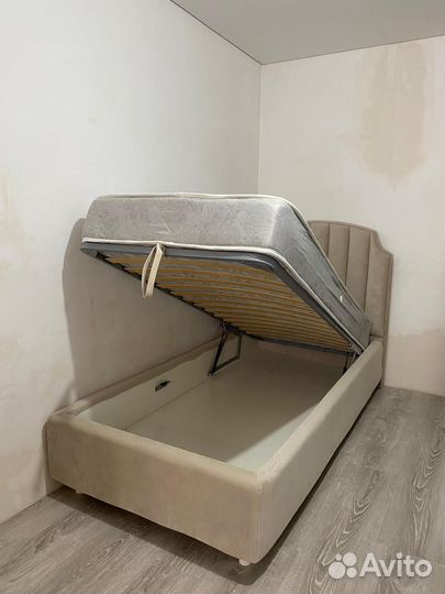 Кровать с матрасом