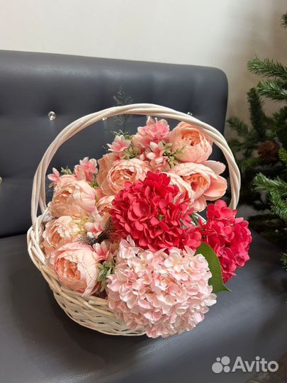 Корзина с искусственными цветами