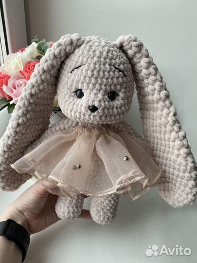 Вязаная мягкая игрушка зая в юбке
