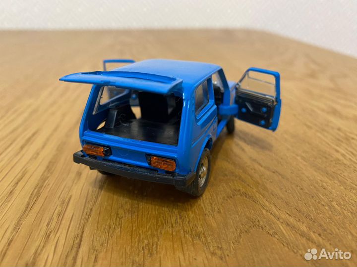 Модель автомобиля Ваз 2121 Нива с прицепом Скиф