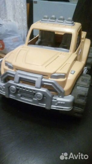 Игрушечная машина внедорожник
