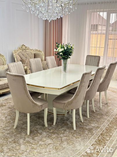 Стол и стулья в гостиную. В наличии