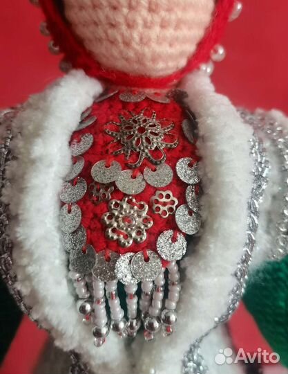 Вязаная сувенирная кукла в башкирском костюме