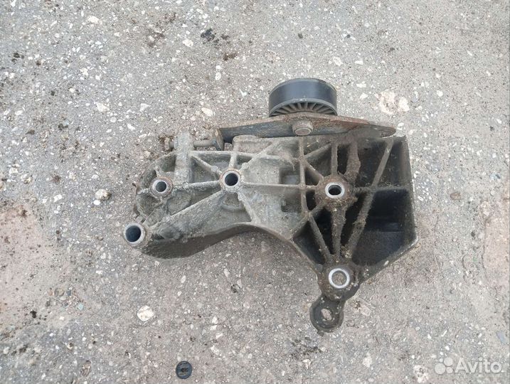 688304373R Кронштейн генератора Renault Logan