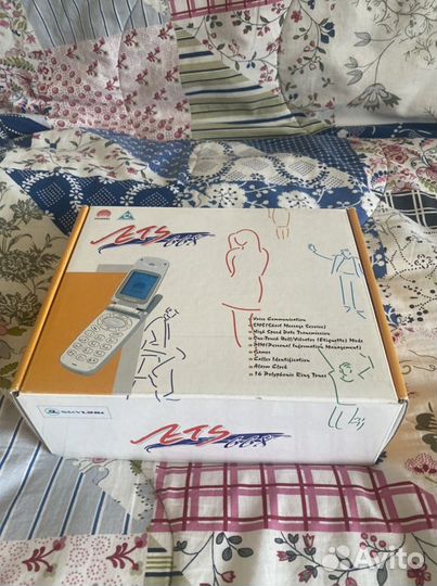 Коробка, инструкция и зарядка от телефона Skylink