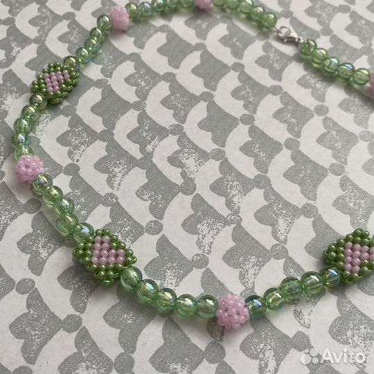 Ожерелье из бусин и бисерных элементов
