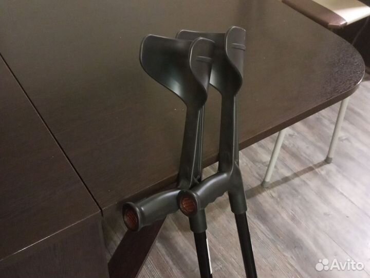 Костыли с подлокотником новые